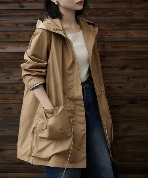 FREE STYLISTS（フリー スタイリスト）の「バックスリットフード付きロングジャケット（トレンチコート・レディース・ネイビー/カーキ・XL/S/L）」の2枚目の写真