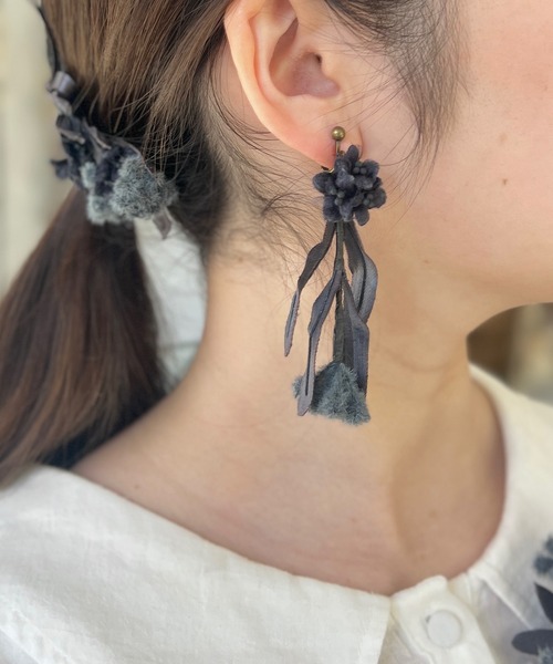 m.soeur(エムスール)の「ミモザの花束ピアス(ピアス(両耳用)・レディース・グリーン/グレー/ブラック・FREE)」の4枚目の写真