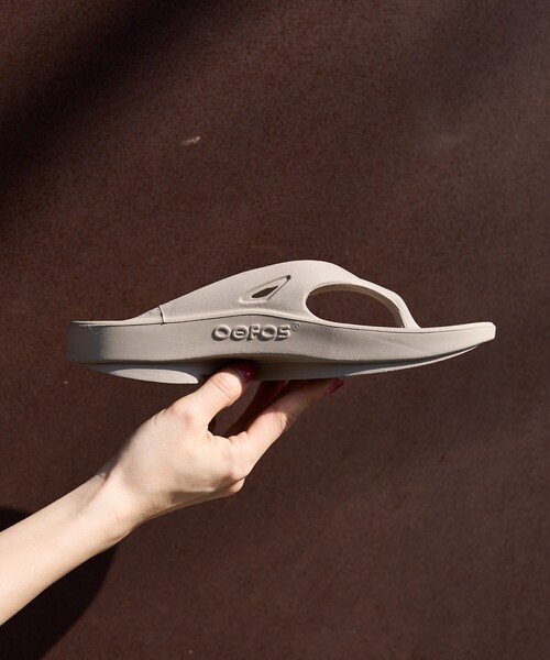 FREAK'S STORE（フリークスストア）の「OOFOS/ウーフォス OOriginal/オリジナル/トングサンダル/リカバリーサンダル（サンダル・レディース・ブラック/ベージュ/グレー/ライトグレー/グリーン/サックスブルー/ピンク・8/5/6/7）」の13枚目の写真