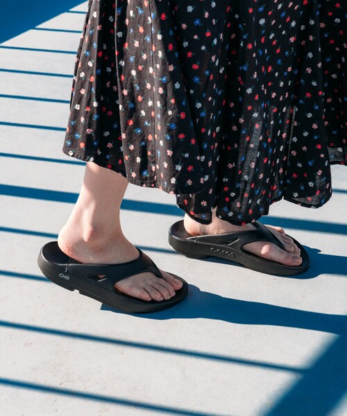 FREAK'S STORE（フリークスストア）の「OOFOS/ウーフォス OOriginal/オリジナル/トングサンダル/リカバリーサンダル（サンダル・レディース・ブラック/ベージュ/グレー/ライトグレー/グリーン/サックスブルー/ピンク・8/5/6/7）」の18枚目の写真