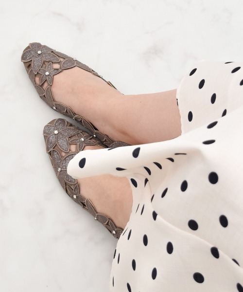 Bridget Birkin(ブリジットバーキン)の「【Bridget Birkin】フラワーカットワークラメパンプス(551032)(パンプス・レディース・アイボリー/ブラック/ブラウン・24.5/23.5/24/23/22.5)」の7枚目の写真