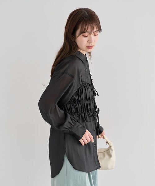 ELENCARE DUE(エレンカーレデュエ)の「・ELENCARE DUE シアービスチェ付シャツ(シャツ/ブラウス・レディース・オフホワイト/グレー/ブラック/グリーン・FREE)」の16枚目の写真