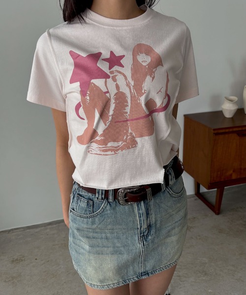 FOLLOWIN(フォロウィン)の「アシンメトリーロックプリントTシャツ(Tシャツ/カットソー・レディース・ブラック/ホワイト/ピンク・FREE)」の3枚目の写真