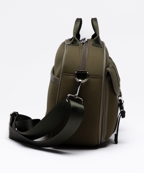 EDITA.（エディータ）の「ネオプレン ラウンド バックルポケット 2wayバッグ　2WAY / 軽量（ショルダーバッグ・レディース・ブラック/カーキオリーブ・FREE）」の13枚目の写真