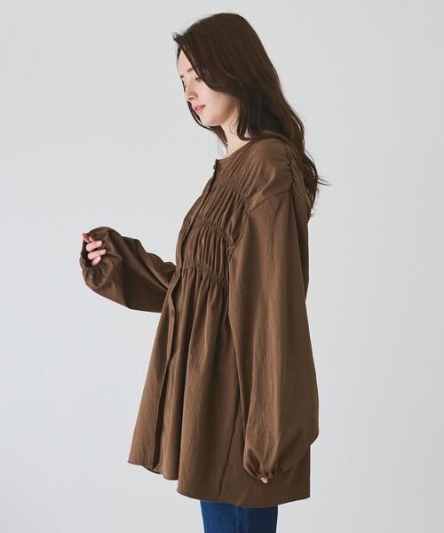 Jayro(ジャイロ)の「シャーリングチュニックブラウス(シャツ/ブラウス・レディース・ブラック/ダークブラウン・M)」の4枚目の写真