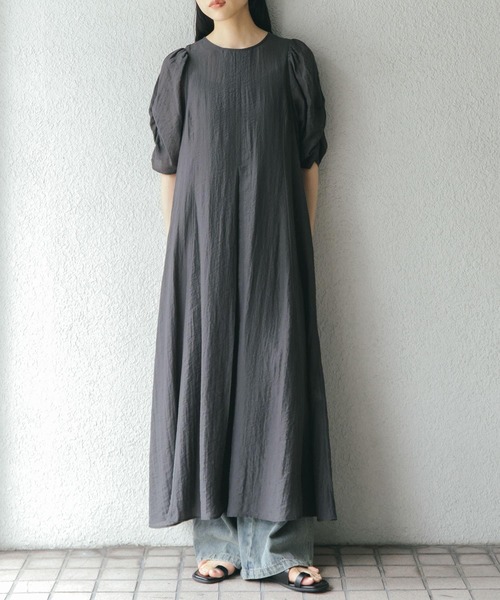 KBF(ケイビーエフ)の「ギャザースリーブフレアワンピース(ワンピース・レディース・チャコールグレー/イエロー系その他/ブラック・ONE)」の12枚目の写真