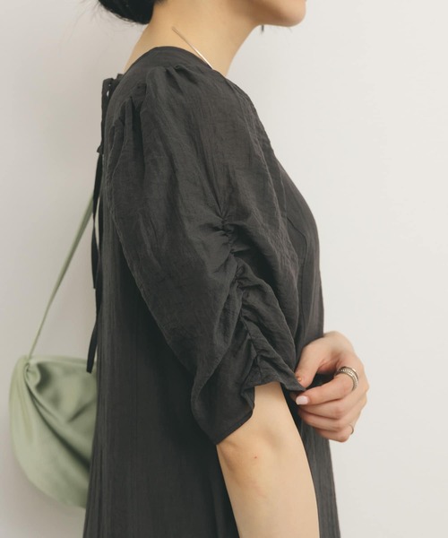 KBF(ケイビーエフ)の「ギャザースリーブフレアワンピース(ワンピース・レディース・チャコールグレー/イエロー系その他/ブラック・ONE)」の9枚目の写真