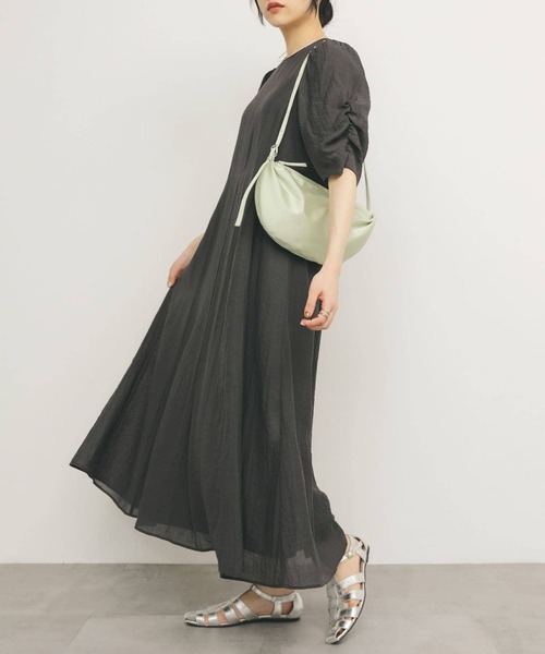 KBF(ケイビーエフ)の「ギャザースリーブフレアワンピース(ワンピース・レディース・チャコールグレー/イエロー系その他/ブラック・ONE)」の7枚目の写真