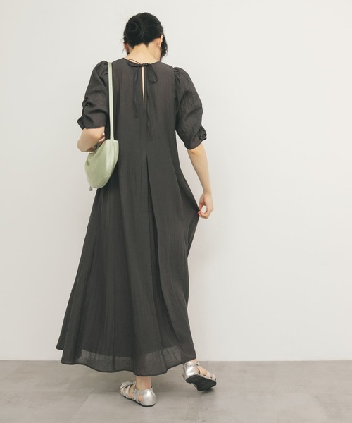 KBF(ケイビーエフ)の「ギャザースリーブフレアワンピース(ワンピース・レディース・チャコールグレー/イエロー系その他/ブラック・ONE)」の6枚目の写真