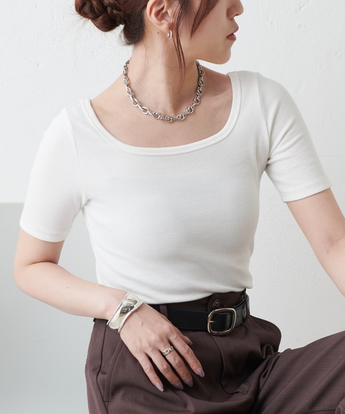 COLONY 2139（コロニートゥーワンスリーナイン）の「スクエアネックリブ半袖プルオーバー（Tシャツ/カットソー・レディース・ブラック/ホワイト/ブラウン/グレイッシュベージュ/チャコールグレー・SMALL/MEDIUM/LARGE）」の2枚目の写真