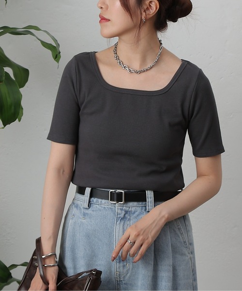 COLONY 2139（コロニートゥーワンスリーナイン）の「スクエアネックリブ半袖プルオーバー（Tシャツ/カットソー・レディース・ブラック/ホワイト/ブラウン/グレイッシュベージュ/チャコールグレー・SMALL/MEDIUM/LARGE）」の4枚目の写真