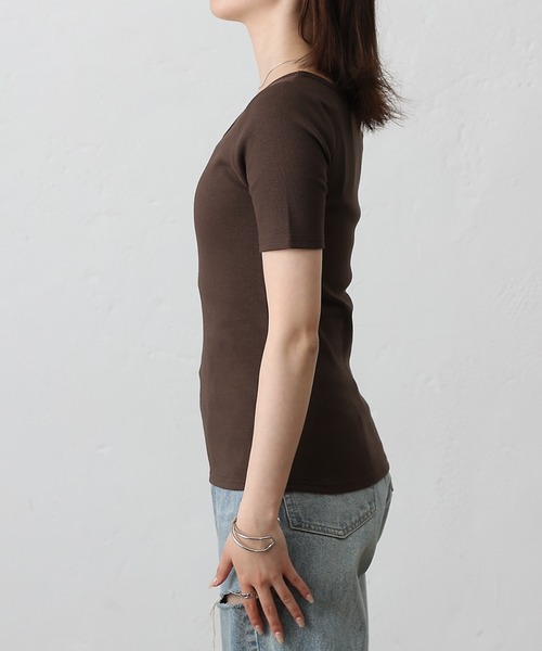 COLONY 2139（コロニートゥーワンスリーナイン）の「スクエアネックリブ半袖プルオーバー（Tシャツ/カットソー・レディース・ブラック/ホワイト/ブラウン/グレイッシュベージュ/チャコールグレー・SMALL/MEDIUM/LARGE）」の13枚目の写真