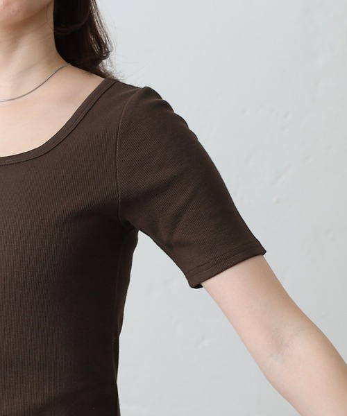 COLONY 2139（コロニートゥーワンスリーナイン）の「スクエアネックリブ半袖プルオーバー（Tシャツ/カットソー・レディース・ブラック/ホワイト/ブラウン/グレイッシュベージュ/チャコールグレー・SMALL/MEDIUM/LARGE）」の10枚目の写真