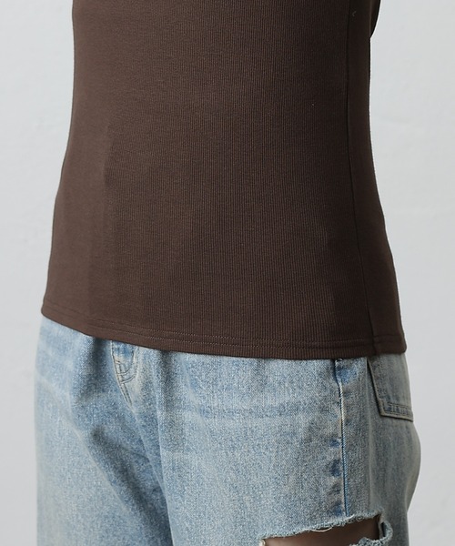 COLONY 2139（コロニートゥーワンスリーナイン）の「スクエアネックリブ半袖プルオーバー（Tシャツ/カットソー・レディース・ブラック/ホワイト/ブラウン/グレイッシュベージュ/チャコールグレー・SMALL/MEDIUM/LARGE）」の9枚目の写真