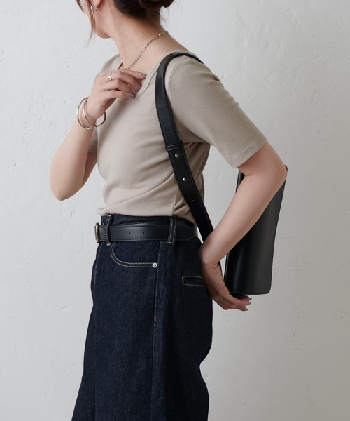 COLONY 2139（コロニートゥーワンスリーナイン）の「スクエアネックリブ半袖プルオーバー（Tシャツ/カットソー・レディース・ブラック/ホワイト/ブラウン/グレイッシュベージュ/チャコールグレー・SMALL/MEDIUM/LARGE）」の22枚目の写真