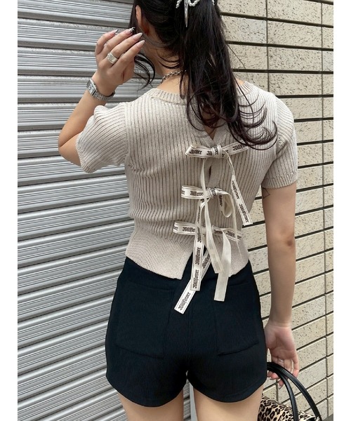 EVRIS（エヴリス）の「ハーフスリーブバックオープンリボンニットトップス（ニット/セーター・レディース・ブラック/ブルー/ピンク/ベージュ・FREE）」の5枚目の写真