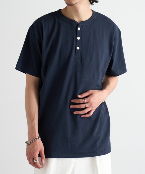 CROSS & STITCH(クロスステッチ)の「【Cross&Stitch】オープンエンド マックスウェイト ヘンリーネックTシャツ OE1120(Tシャツ/カットソー・メンズ・ホワイト/インディゴブルー/ネイビー/スミクロ/ブラック/アーミー/ナチュラル/グレー・S/M/L/XL)」の7枚目の写真