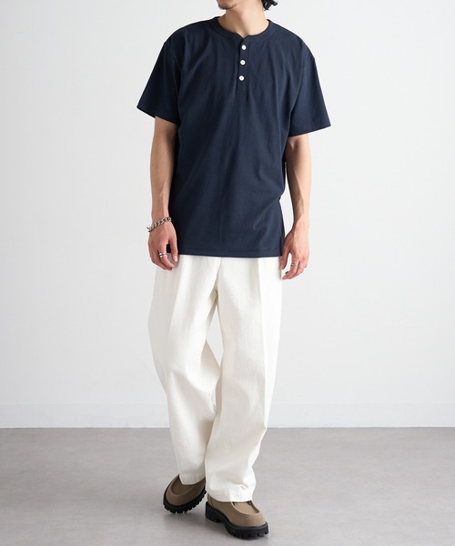 CROSS & STITCH(クロスステッチ)の「【Cross&Stitch】オープンエンド マックスウェイト ヘンリーネックTシャツ OE1120(Tシャツ/カットソー・メンズ・ホワイト/インディゴブルー/ネイビー/スミクロ/ブラック/アーミー/ナチュラル/グレー・S/M/L/XL)」の9枚目の写真