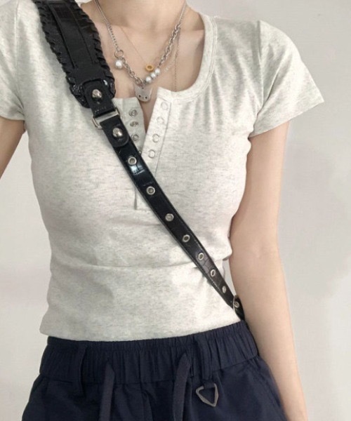 SHEPP(シープ)の「ヘンリーネック コンパクト半袖Tシャツ 華奢見せ スタイルアップ(Tシャツ/カットソー・レディース・ブラック/ホワイト/オートミール・M)」の3枚目の写真