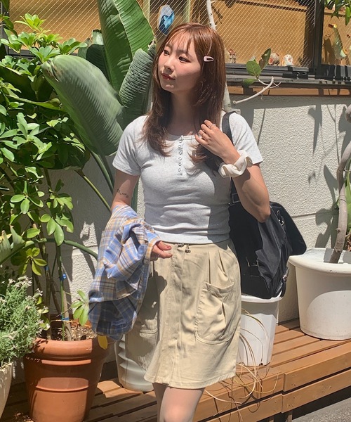 SHEPP(シープ)の「ヘンリーネック コンパクト半袖Tシャツ 華奢見せ スタイルアップ(Tシャツ/カットソー・レディース・ブラック/ホワイト/オートミール・M)」の19枚目の写真