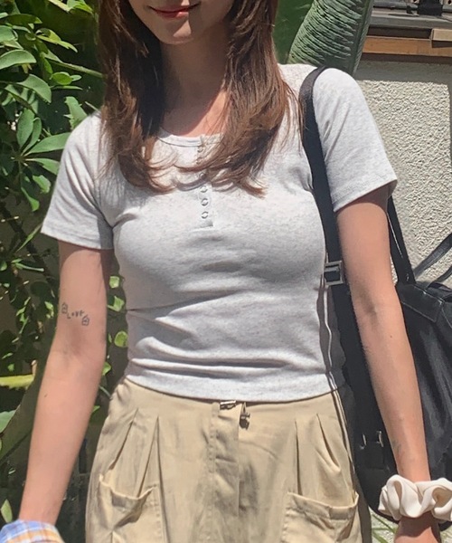 SHEPP(シープ)の「ヘンリーネック コンパクト半袖Tシャツ 華奢見せ スタイルアップ(Tシャツ/カットソー・レディース・ブラック/ホワイト/オートミール・M)」の20枚目の写真