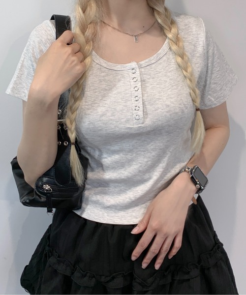 SHEPP(シープ)の「ヘンリーネック コンパクト半袖Tシャツ 華奢見せ スタイルアップ(Tシャツ/カットソー・レディース・ブラック/ホワイト/オートミール・M)」の4枚目の写真
