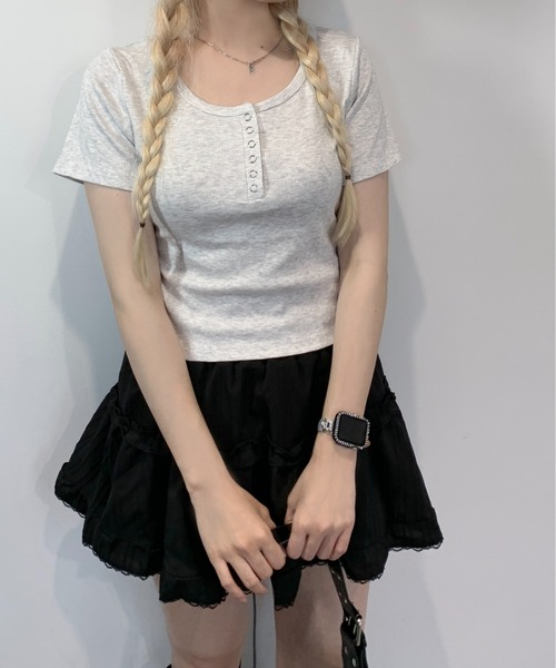 SHEPP(シープ)の「ヘンリーネック コンパクト半袖Tシャツ 華奢見せ スタイルアップ(Tシャツ/カットソー・レディース・ブラック/ホワイト/オートミール・M)」の6枚目の写真