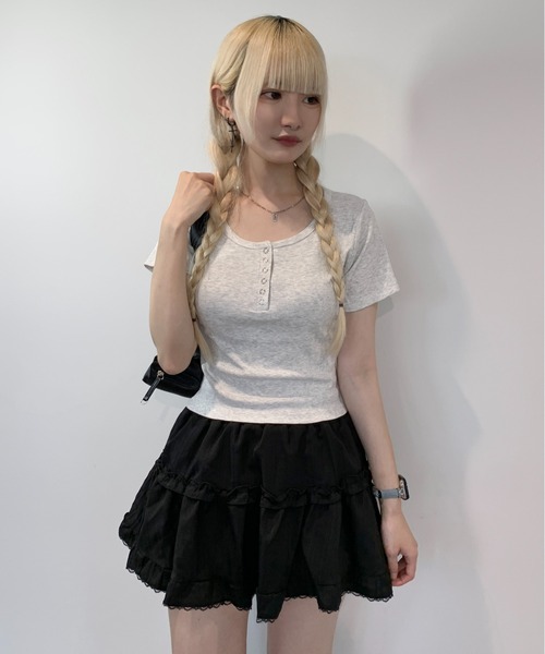 SHEPP(シープ)の「ヘンリーネック コンパクト半袖Tシャツ 華奢見せ スタイルアップ(Tシャツ/カットソー・レディース・ブラック/ホワイト/オートミール・M)」の7枚目の写真
