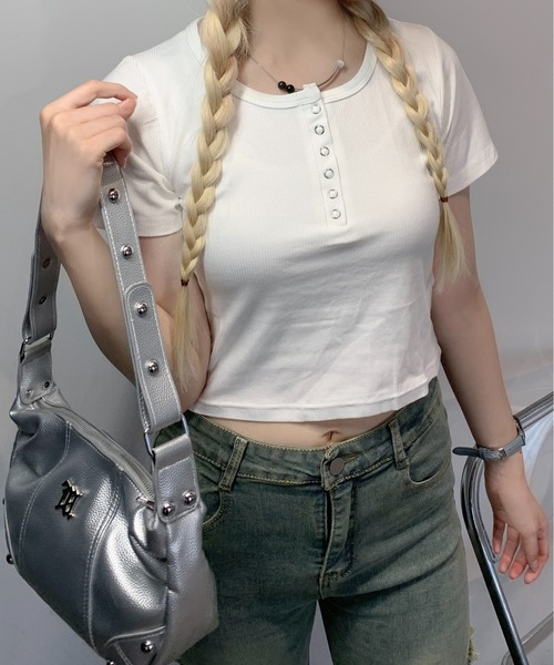 SHEPP(シープ)の「ヘンリーネック コンパクト半袖Tシャツ 華奢見せ スタイルアップ(Tシャツ/カットソー・レディース・ブラック/ホワイト/オートミール・M)」の11枚目の写真