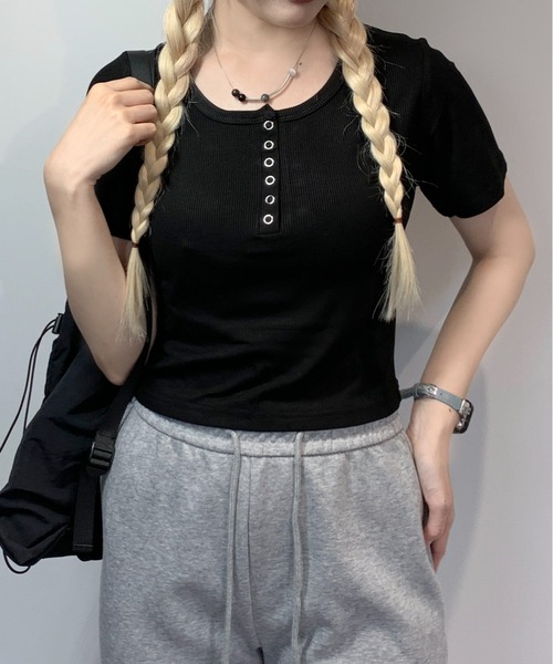 SHEPP(シープ)の「ヘンリーネック コンパクト半袖Tシャツ 華奢見せ スタイルアップ(Tシャツ/カットソー・レディース・ブラック/ホワイト/オートミール・M)」の17枚目の写真