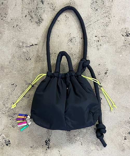 chi^ku チーク キャリー リボン パール 黒 BLACK 犬 bag リボン付きぬいぐるみキーホルダー(736-11546) | ファッション