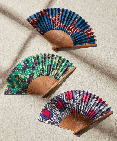 IEDIT(イディット)の「IEDIT アフリカンプリント柄で気分があがる 大人の華やか扇子(扇子/うちわ・レディース・オレンジ系その他/ブルー系その他/グリーン系その他・ONE SIZE)」の4枚目の写真