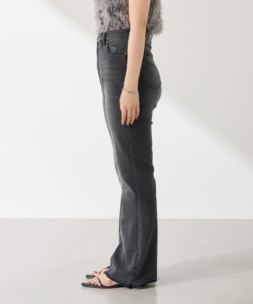 COLLAGE GALLARDAGALANTE（コラージュガリャルダガランテ）の「Q.anos/セルフカットフレアデニム（デニムパンツ・レディース・ブルー/ブラック/インディゴブルー・1/0）」の7枚目の写真