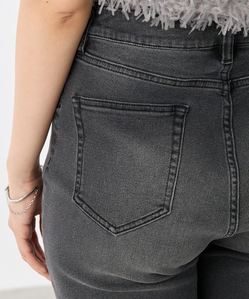 COLLAGE GALLARDAGALANTE（コラージュガリャルダガランテ）の「Q.anos/セルフカットフレアデニム（デニムパンツ・レディース・ブルー/ブラック/インディゴブルー・1/0）」の9枚目の写真