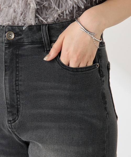 COLLAGE GALLARDAGALANTE（コラージュガリャルダガランテ）の「Q.anos/セルフカットフレアデニム（デニムパンツ・レディース・ブルー/ブラック/インディゴブルー・1/0）」の11枚目の写真