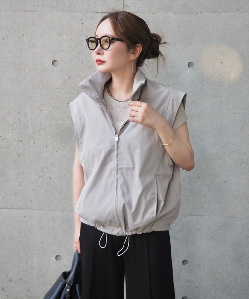 LAULEN(ローレン)の「stand collar zipper vest /スタンドカラーフロントジッパーベスト(ベスト・レディース・ベージュ/ブラック・FREE)」の2枚目の写真