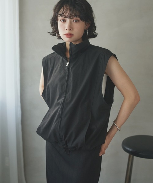 LAULEN(ローレン)の「stand collar zipper vest /スタンドカラーフロントジッパーベスト(ベスト・レディース・ベージュ/ブラック・FREE)」の3枚目の写真