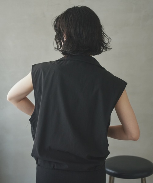 LAULEN(ローレン)の「stand collar zipper vest /スタンドカラーフロントジッパーベスト(ベスト・レディース・ベージュ/ブラック・FREE)」の5枚目の写真