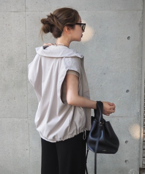 LAULEN(ローレン)の「stand collar zipper vest /スタンドカラーフロントジッパーベスト(ベスト・レディース・ベージュ/ブラック・FREE)」の10枚目の写真