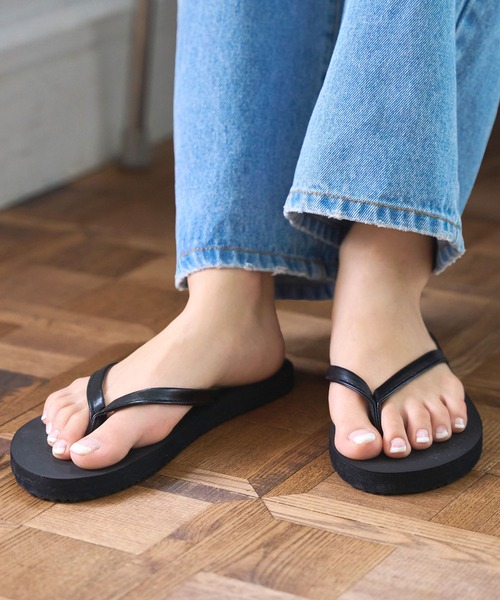 KOBE LETTUCE(コウベレタス)の「軽量フラットトングサンダル(サンダル・レディース・キャメル/グレー/ブラック・S/M/L)」の4枚目の写真