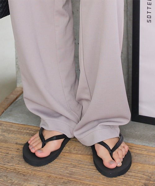 KOBE LETTUCE(コウベレタス)の「軽量フラットトングサンダル(サンダル・レディース・キャメル/グレー/ブラック・S/M/L)」の6枚目の写真