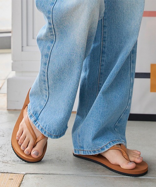 KOBE LETTUCE(コウベレタス)の「軽量フラットトングサンダル(サンダル・レディース・キャメル/グレー/ブラック・S/M/L)」の9枚目の写真