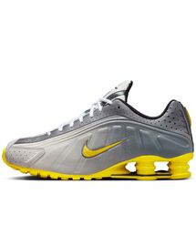 NIKE（ナイキ）の「ナイキ ショックス R4 SE メンズシューズ / Nike Shox R4 SE Men's Shoes IH3397-078 Vast Grey（スニーカー・メンズ）」