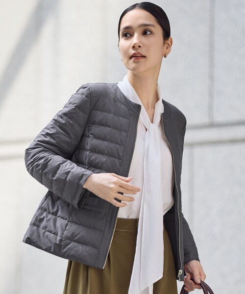 自由区(ジユウク)の「ライトダウンリバーシブルノーカラー ジャケット(ダウンジャケット/コート・レディース・グレー系/ベージュ系/ブラック系・46/44/48)」の2枚目の写真