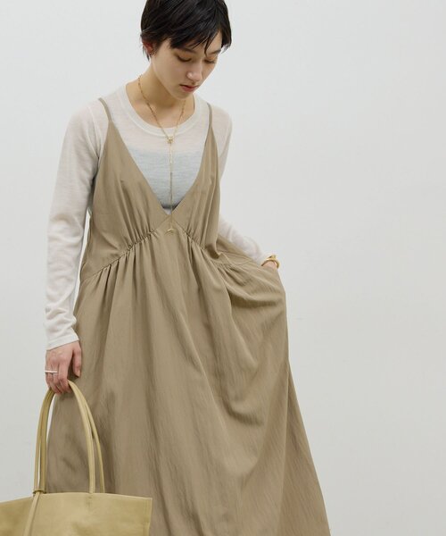 GALLARDAGALANTE(ガリャルダガランテ)の「【万能ワンピース】【オールシーズン活躍】ディープVキャミワンピース(ワンピース・レディース・オフホワイト/ブラック/グレイッシュベージュ・FREE)」の3枚目の写真