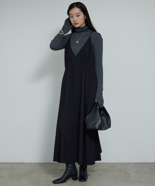 GALLARDAGALANTE(ガリャルダガランテ)の「【万能ワンピース】【オールシーズン活躍】ディープVキャミワンピース(ワンピース・レディース・オフホワイト/ブラック/グレイッシュベージュ・FREE)」の2枚目の写真