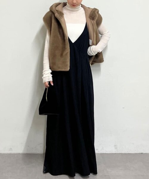 GALLARDAGALANTE(ガリャルダガランテ)の「【万能ワンピース】【オールシーズン活躍】ディープVキャミワンピース(ワンピース・レディース・オフホワイト/ブラック/グレイッシュベージュ・FREE)」の22枚目の写真