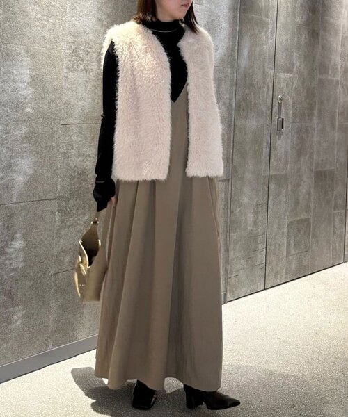 GALLARDAGALANTE(ガリャルダガランテ)の「【万能ワンピース】【オールシーズン活躍】ディープVキャミワンピース(ワンピース・レディース・オフホワイト/ブラック/グレイッシュベージュ・FREE)」の7枚目の写真