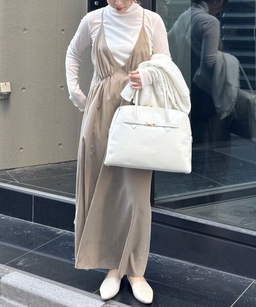 GALLARDAGALANTE(ガリャルダガランテ)の「【万能ワンピース】【オールシーズン活躍】ディープVキャミワンピース(ワンピース・レディース・オフホワイト/ブラック/グレイッシュベージュ・FREE)」の6枚目の写真