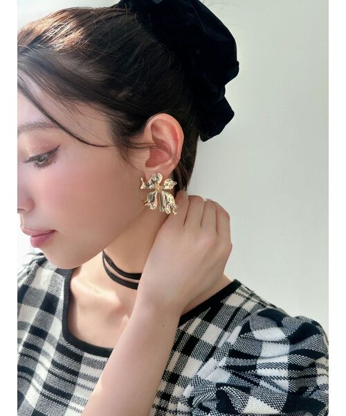 RESEXXY（リゼクシー）の「メタリックフラワーピアス（ピアス（両耳用）・レディース・シルバー/ゴールド・FREE）」の3枚目の写真